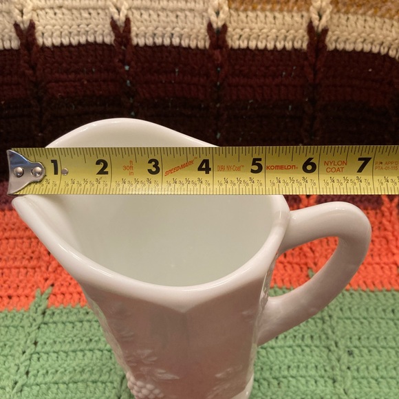 Vintage Westmorland Milk Glass Embossed Grape Pattern Pitcher - Picture 14 of 15